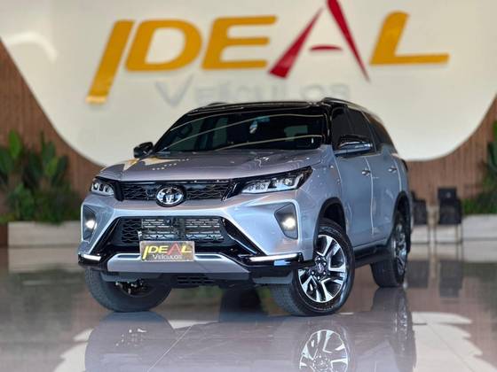 TOYOTA HILUX SW4 2.8 D-4D TURBO DIESEL DIAMOND 7L 4X4 AUTOMÁTICO